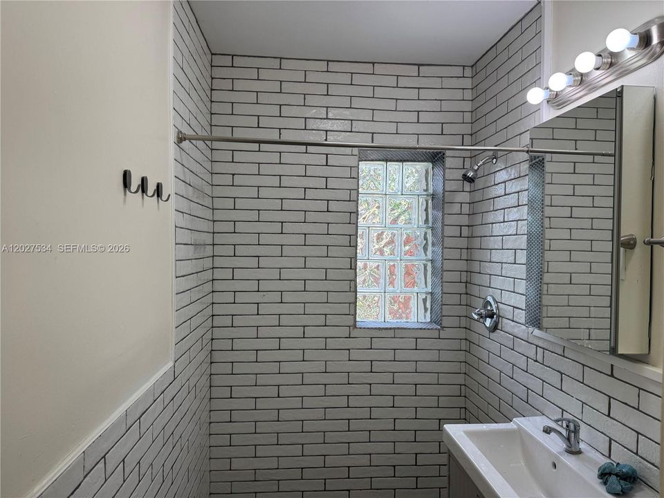 For Rent: $2,595 (2 beds, 1 baths, 900 Square Feet)