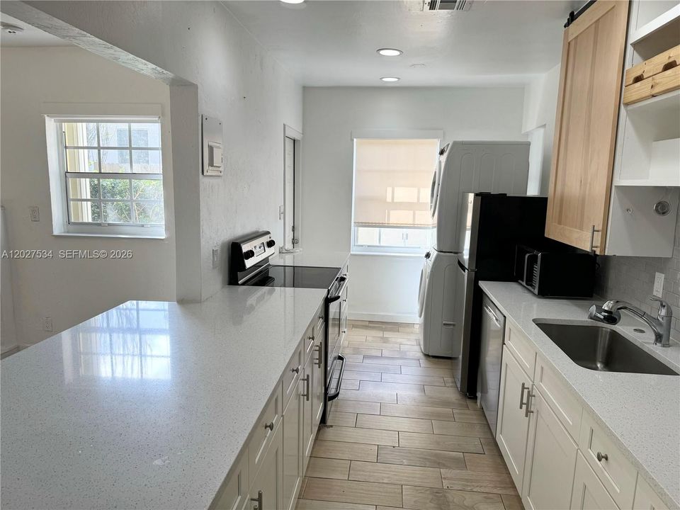 For Rent: $2,595 (2 beds, 1 baths, 900 Square Feet)