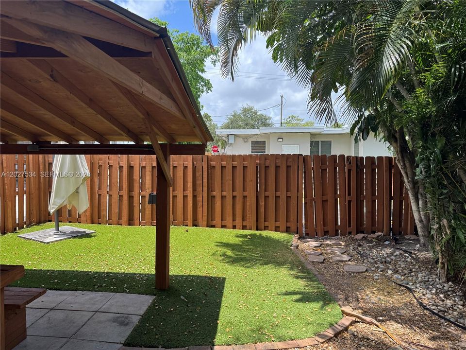 For Rent: $2,595 (2 beds, 1 baths, 900 Square Feet)