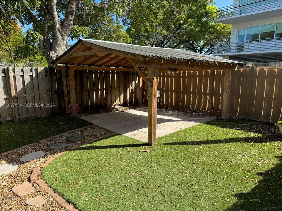 For Rent: $2,595 (2 beds, 1 baths, 900 Square Feet)