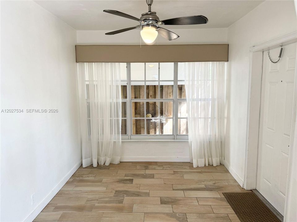 For Rent: $2,595 (2 beds, 1 baths, 900 Square Feet)