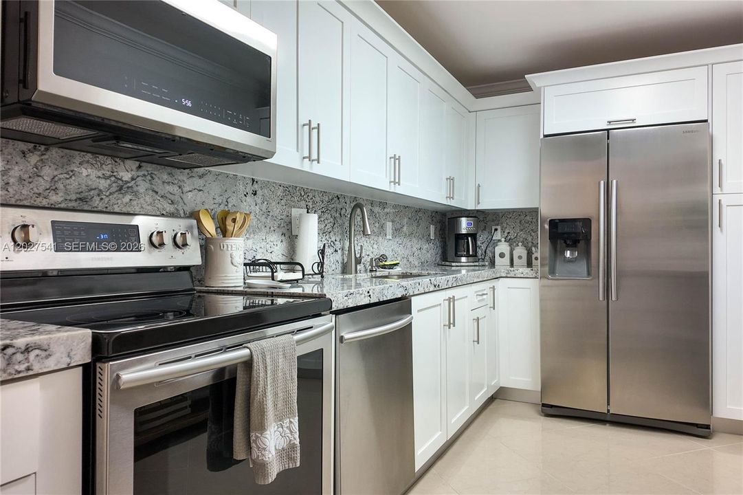 For Rent: $2,800 (1 beds, 1 baths, 883 Square Feet)