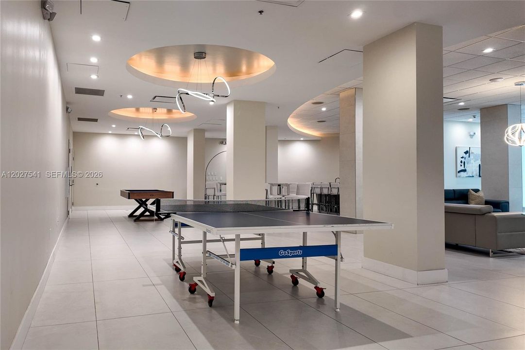 For Rent: $2,800 (1 beds, 1 baths, 883 Square Feet)