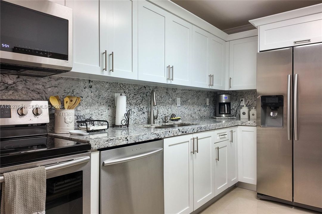 For Rent: $2,800 (1 beds, 1 baths, 883 Square Feet)