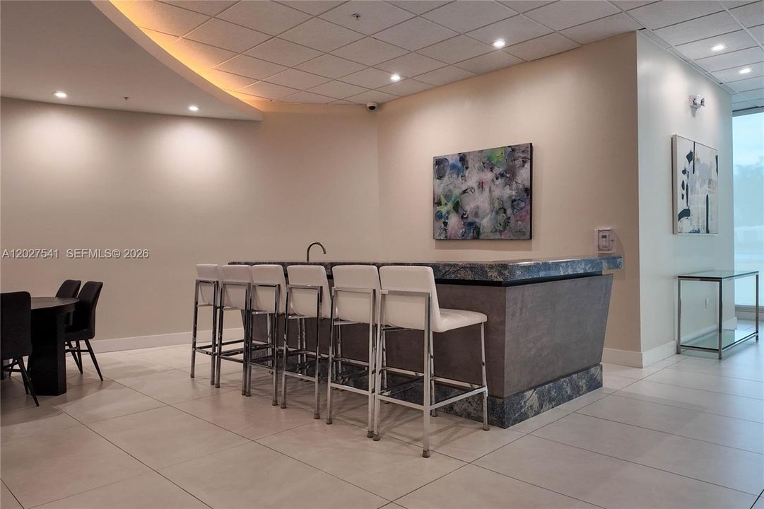 For Rent: $2,800 (1 beds, 1 baths, 883 Square Feet)