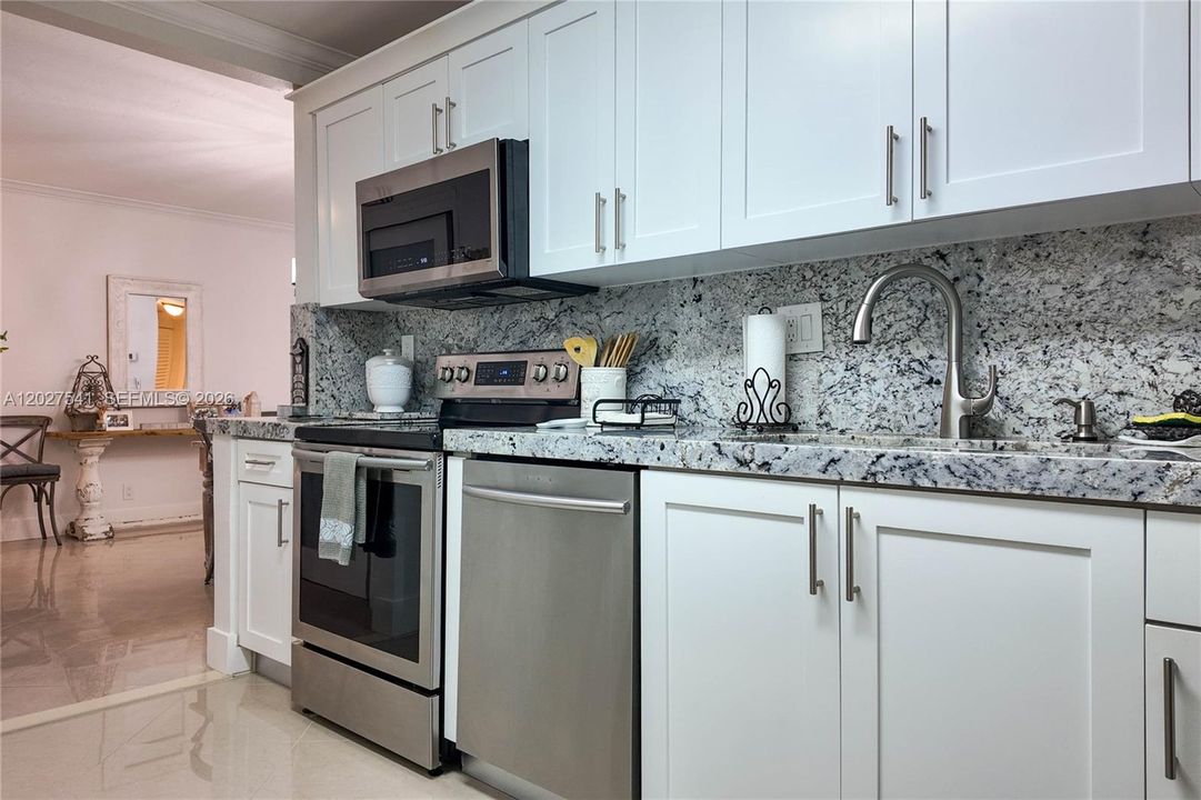 For Rent: $2,800 (1 beds, 1 baths, 883 Square Feet)