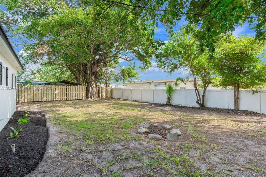LARGE YARD PLENTY OF ROOM FOR A POOL!!