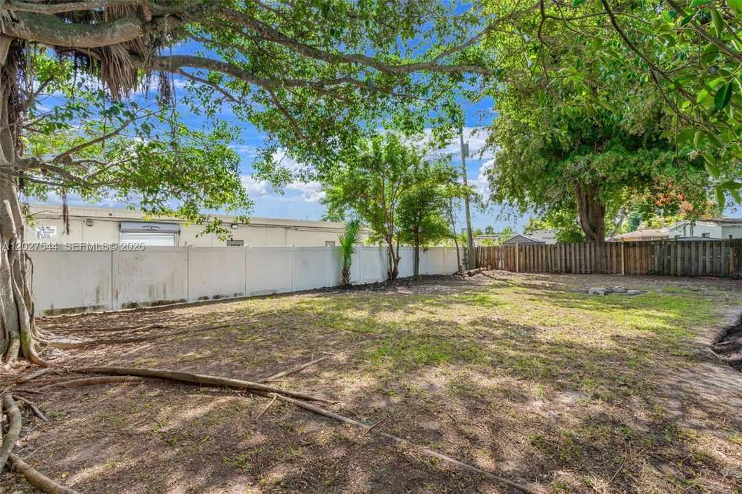 LARGE YARD PLENTY OF ROOM FOR A POOL!!
