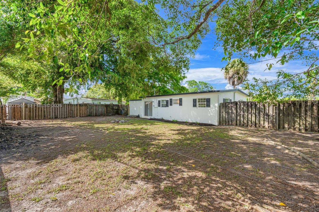 LARGE YARD PLENTY OF ROOM FOR A POOL!!