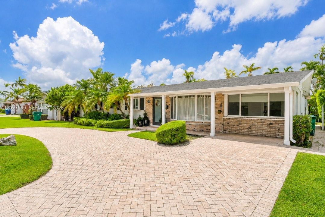 For Sale: $1,199,000 (4 beds, 2 baths, 2600 Square Feet)