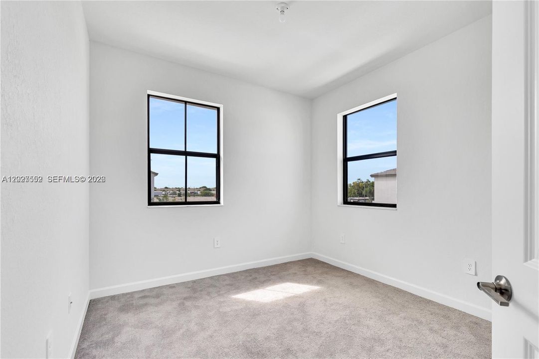 Recently Rented: $2,950 (3 beds, 2 baths, 1812 Square Feet)