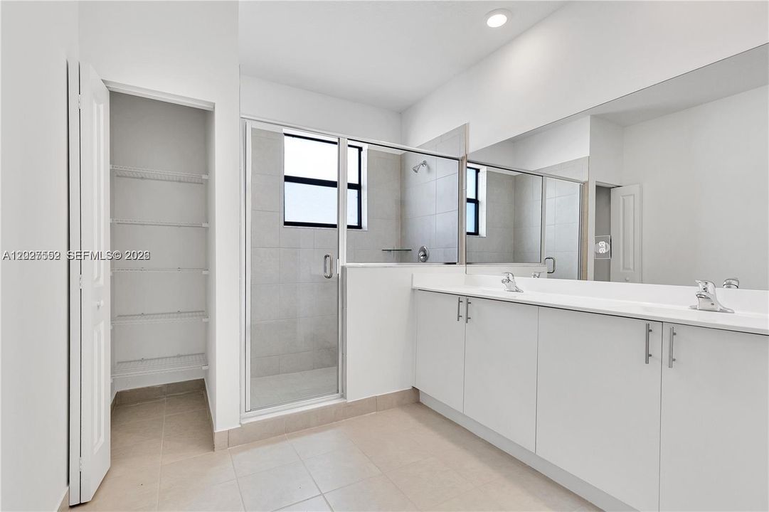 Recently Rented: $2,950 (3 beds, 2 baths, 1812 Square Feet)