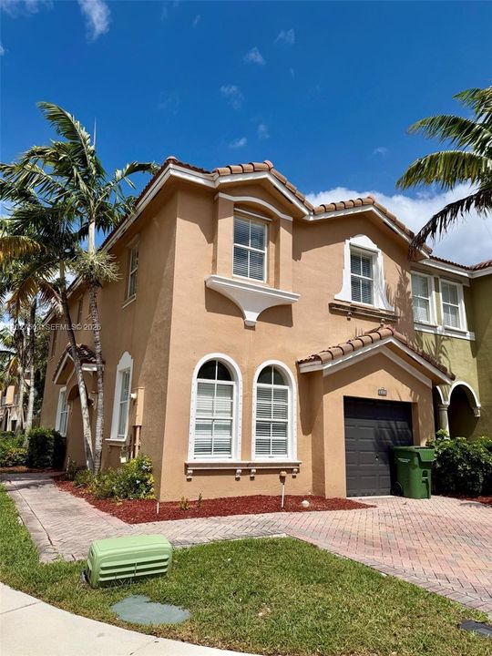 For Sale: $369,999 (4 beds, 3 baths, 1965 Square Feet)