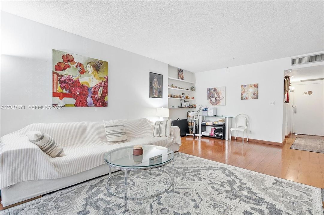 For Sale: $153,000 (1 beds, 1 baths, 717 Square Feet)