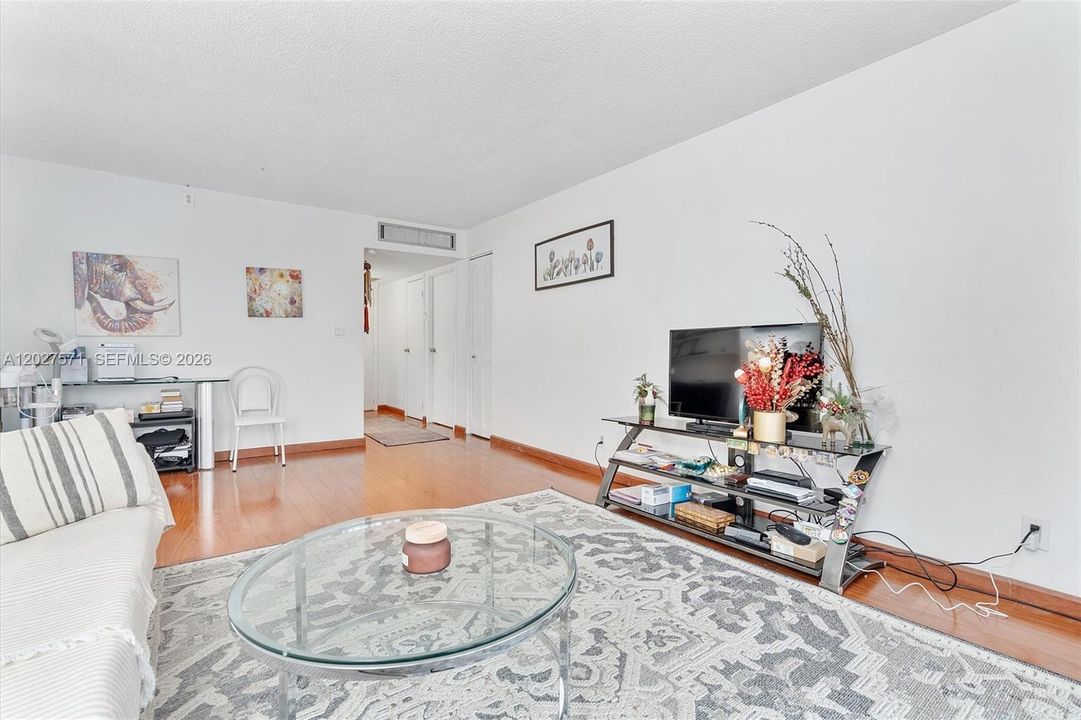 For Sale: $153,000 (1 beds, 1 baths, 717 Square Feet)