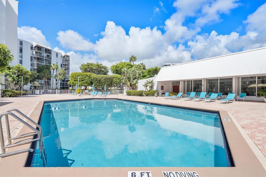 For Sale: $153,000 (1 beds, 1 baths, 717 Square Feet)