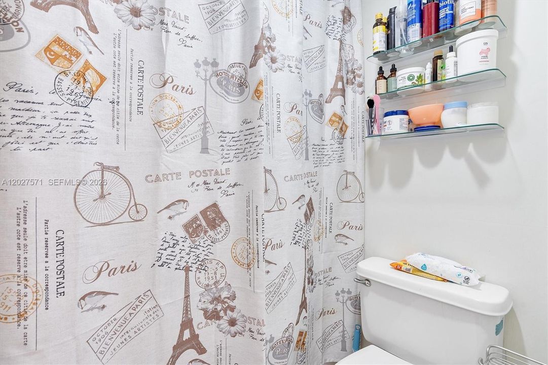 For Sale: $153,000 (1 beds, 1 baths, 717 Square Feet)