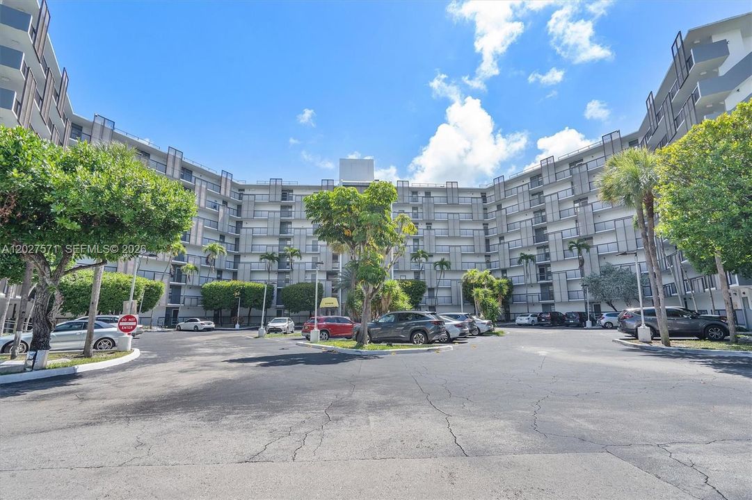 For Sale: $153,000 (1 beds, 1 baths, 717 Square Feet)