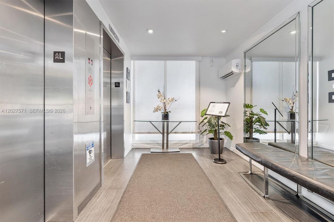 For Sale: $153,000 (1 beds, 1 baths, 717 Square Feet)
