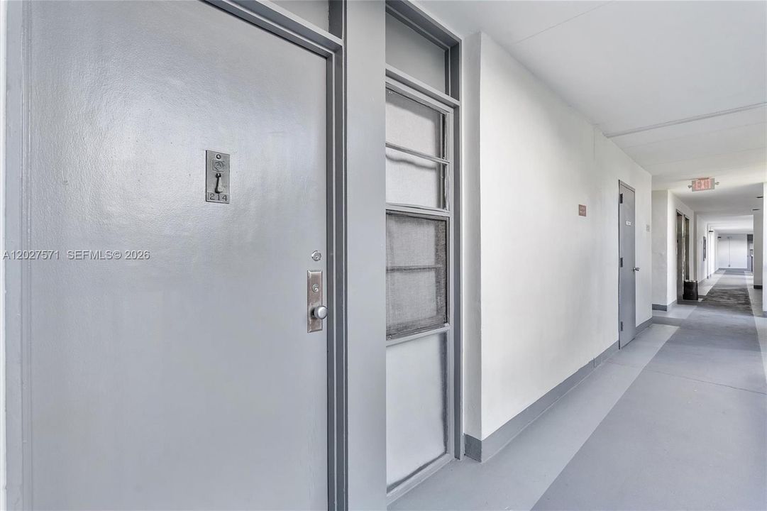 For Sale: $153,000 (1 beds, 1 baths, 717 Square Feet)