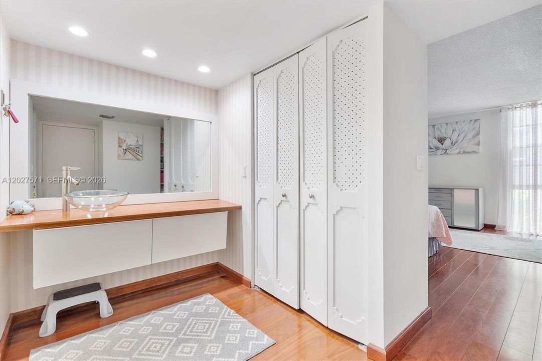 For Sale: $153,000 (1 beds, 1 baths, 717 Square Feet)