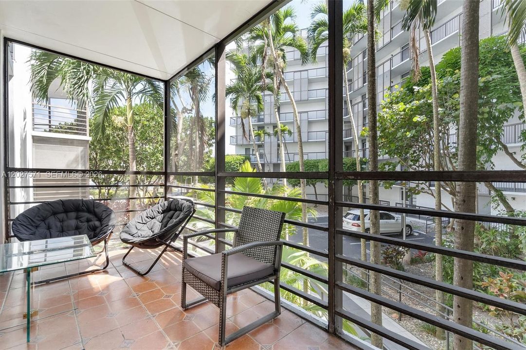 For Sale: $153,000 (1 beds, 1 baths, 717 Square Feet)