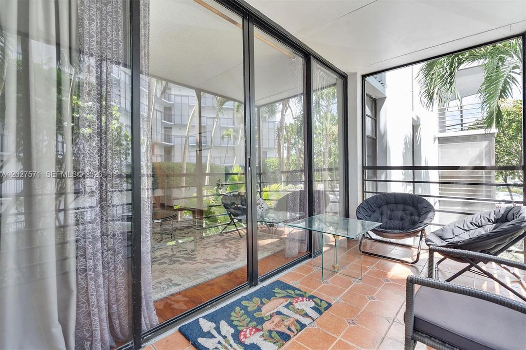 For Sale: $153,000 (1 beds, 1 baths, 717 Square Feet)