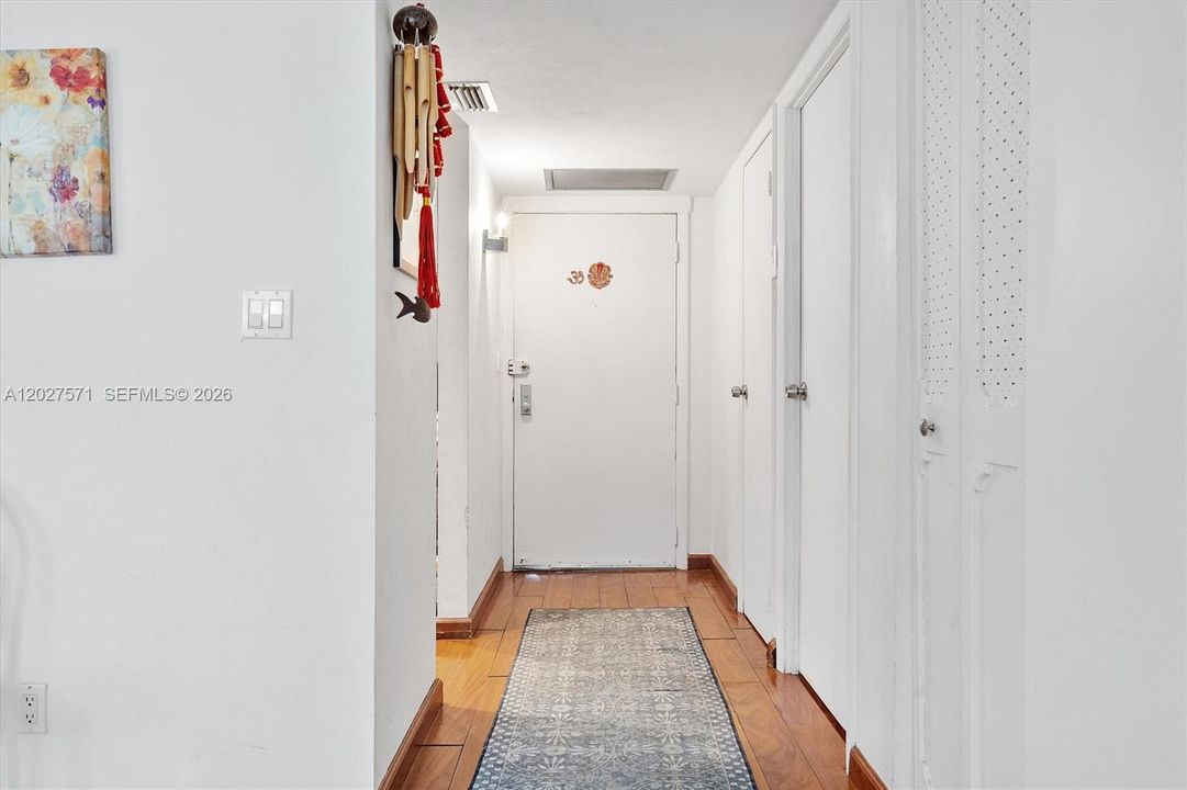 For Sale: $153,000 (1 beds, 1 baths, 717 Square Feet)