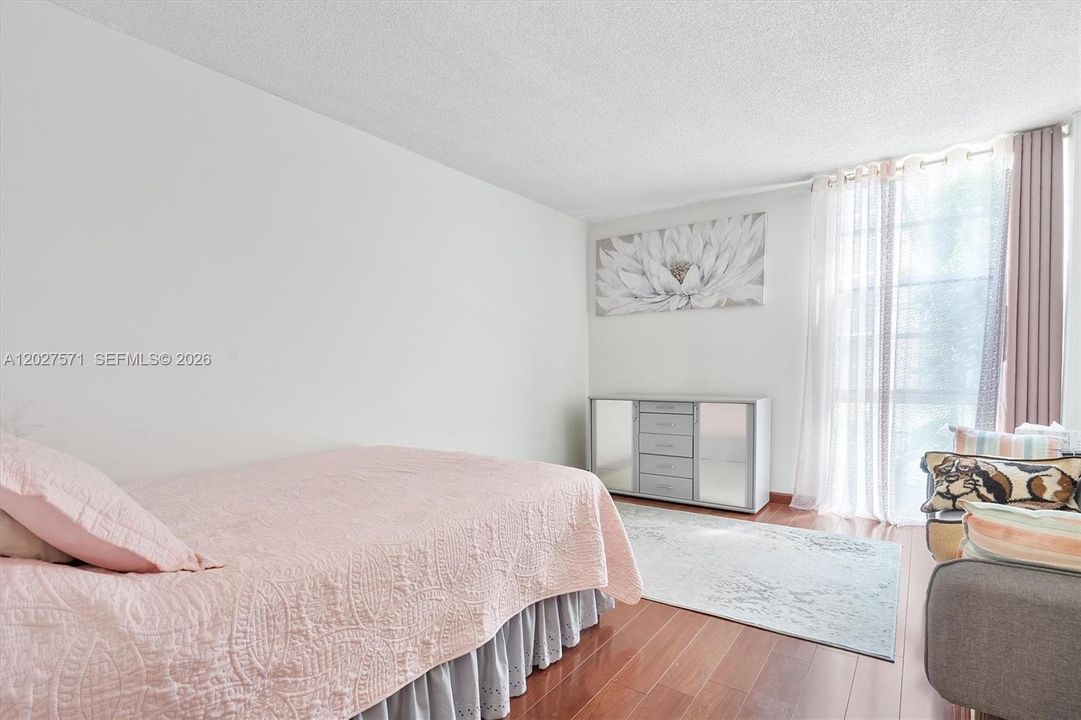 For Sale: $153,000 (1 beds, 1 baths, 717 Square Feet)