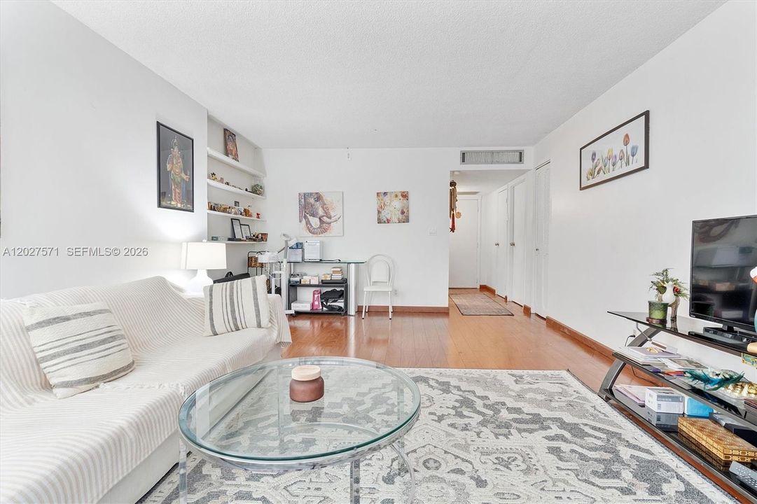 For Sale: $153,000 (1 beds, 1 baths, 717 Square Feet)