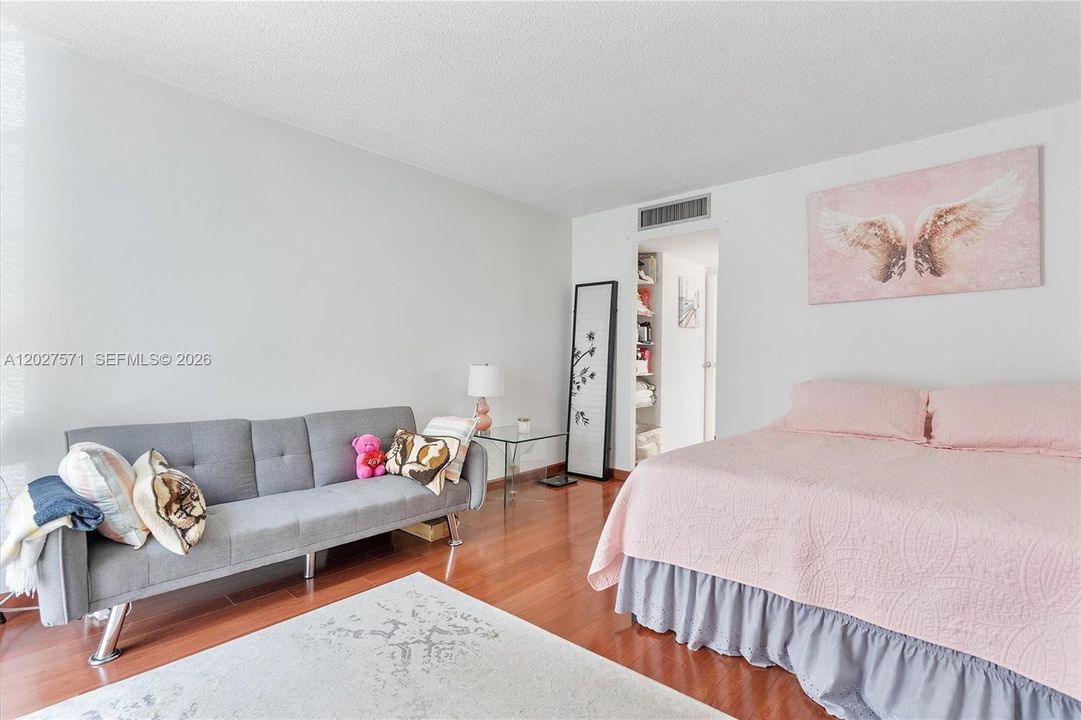 For Sale: $153,000 (1 beds, 1 baths, 717 Square Feet)