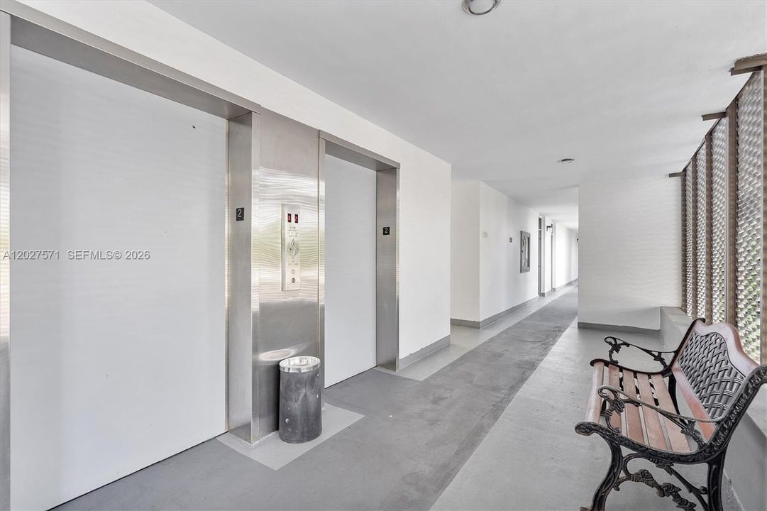 For Sale: $153,000 (1 beds, 1 baths, 717 Square Feet)
