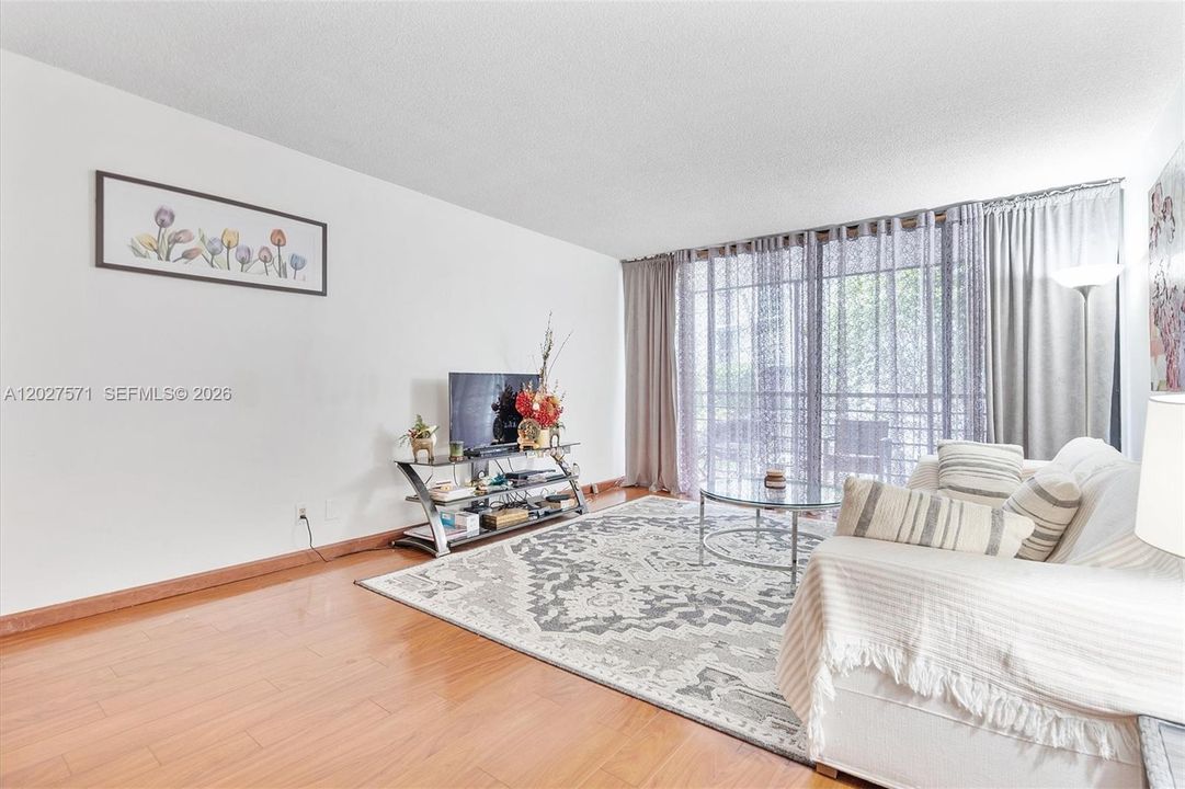 For Sale: $153,000 (1 beds, 1 baths, 717 Square Feet)