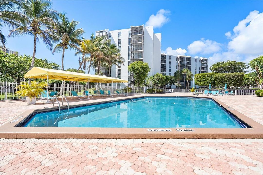 For Sale: $153,000 (1 beds, 1 baths, 717 Square Feet)