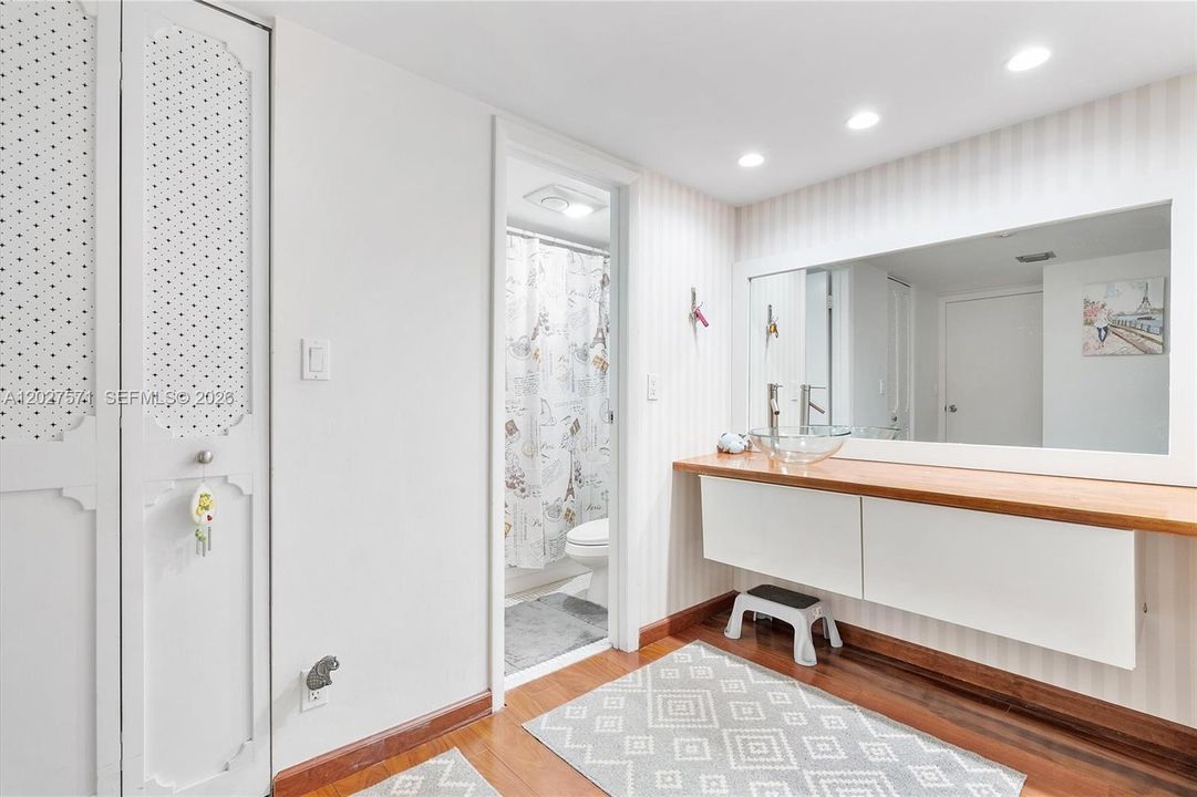 For Sale: $153,000 (1 beds, 1 baths, 717 Square Feet)