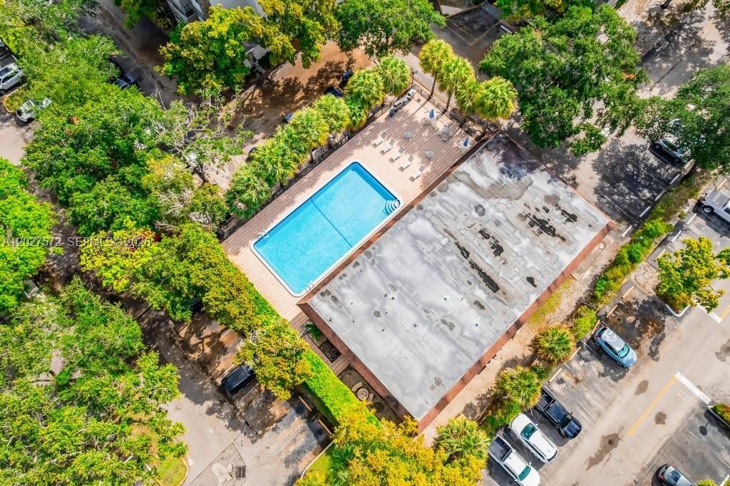Community pool & BBQ area
