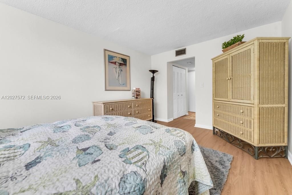 For Sale: $125,000 (1 beds, 1 baths, 680 Square Feet)
