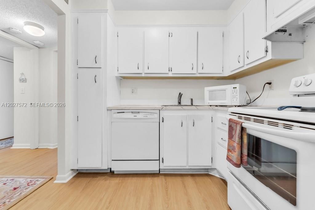 For Sale: $125,000 (1 beds, 1 baths, 680 Square Feet)