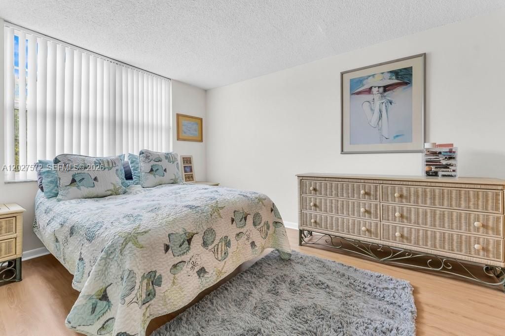 For Sale: $125,000 (1 beds, 1 baths, 680 Square Feet)