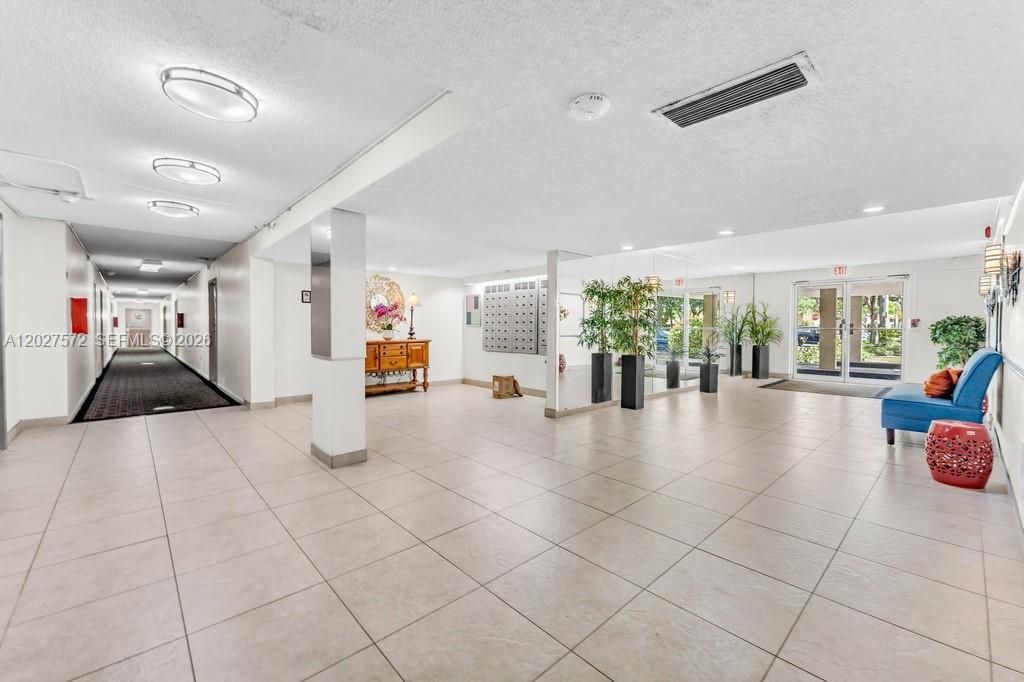 For Sale: $125,000 (1 beds, 1 baths, 680 Square Feet)