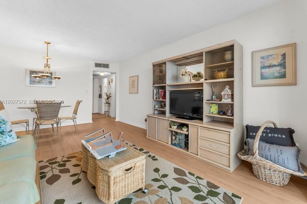 For Sale: $125,000 (1 beds, 1 baths, 680 Square Feet)