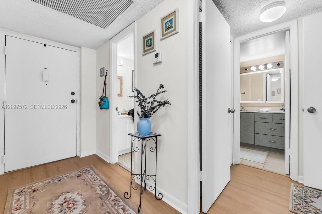 For Sale: $125,000 (1 beds, 1 baths, 680 Square Feet)