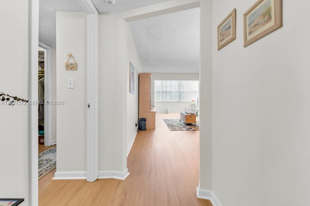 For Sale: $125,000 (1 beds, 1 baths, 680 Square Feet)