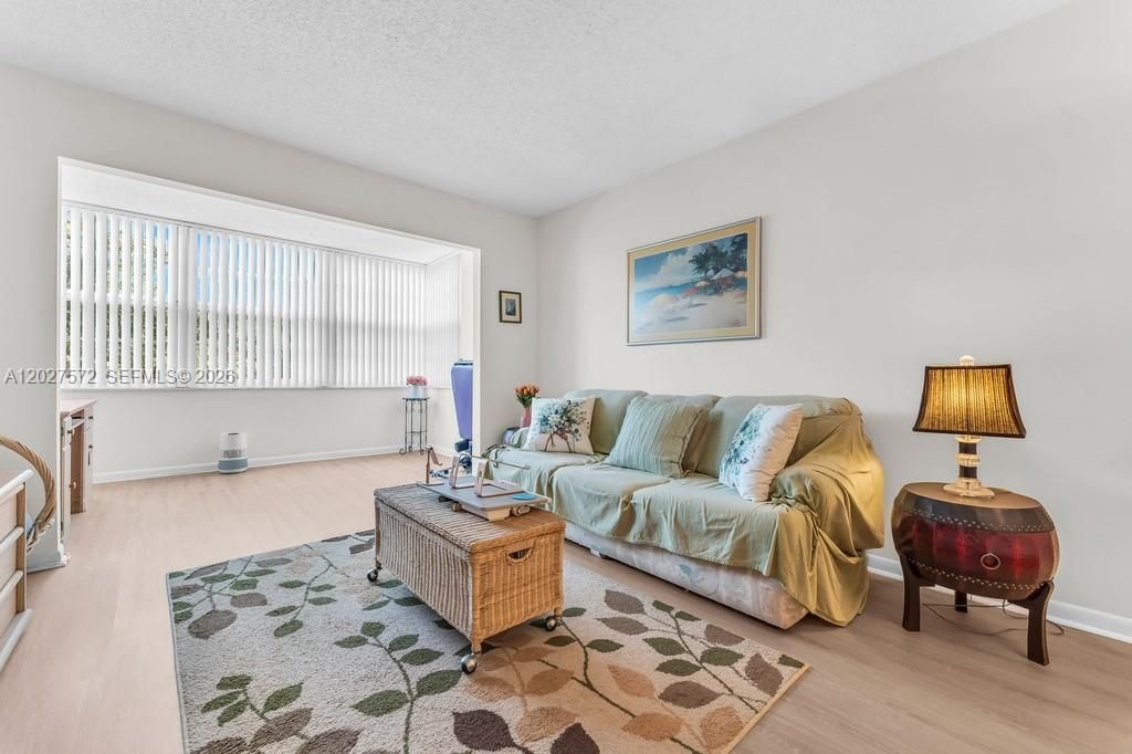 For Sale: $125,000 (1 beds, 1 baths, 680 Square Feet)