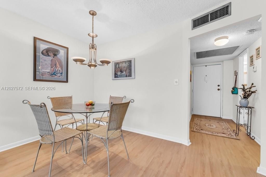 For Sale: $125,000 (1 beds, 1 baths, 680 Square Feet)