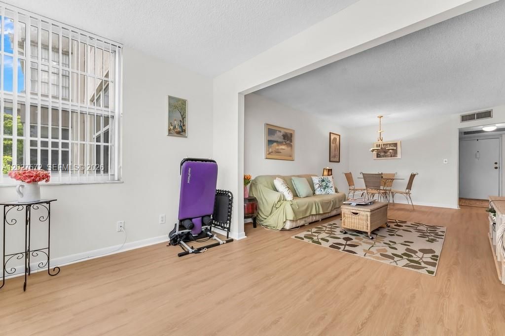For Sale: $125,000 (1 beds, 1 baths, 680 Square Feet)