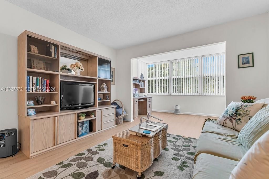 For Sale: $125,000 (1 beds, 1 baths, 680 Square Feet)