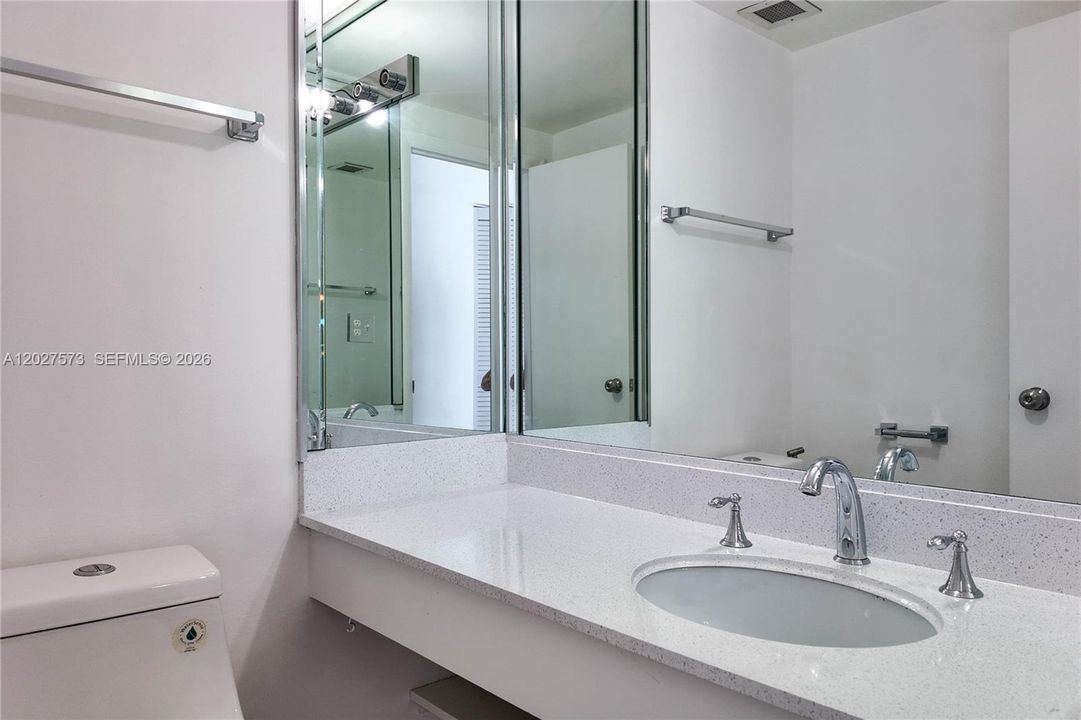 For Rent: $2,700 (1 beds, 1 baths, 870 Square Feet)