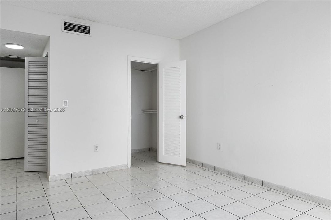 For Rent: $2,700 (1 beds, 1 baths, 870 Square Feet)