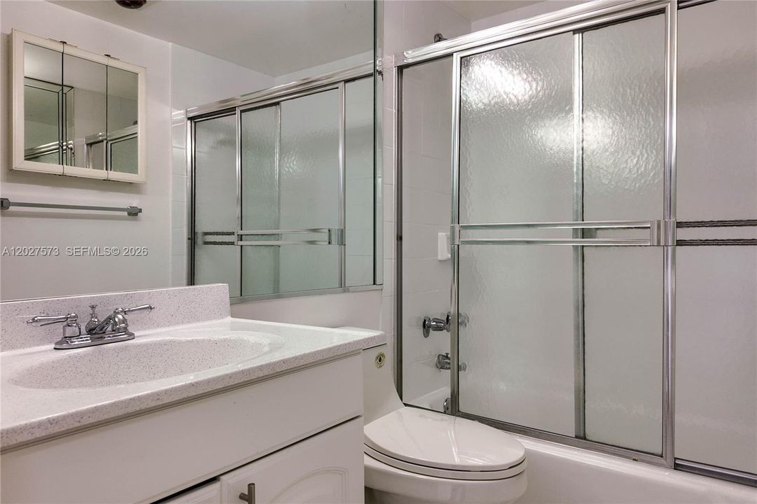 For Rent: $2,700 (1 beds, 1 baths, 870 Square Feet)